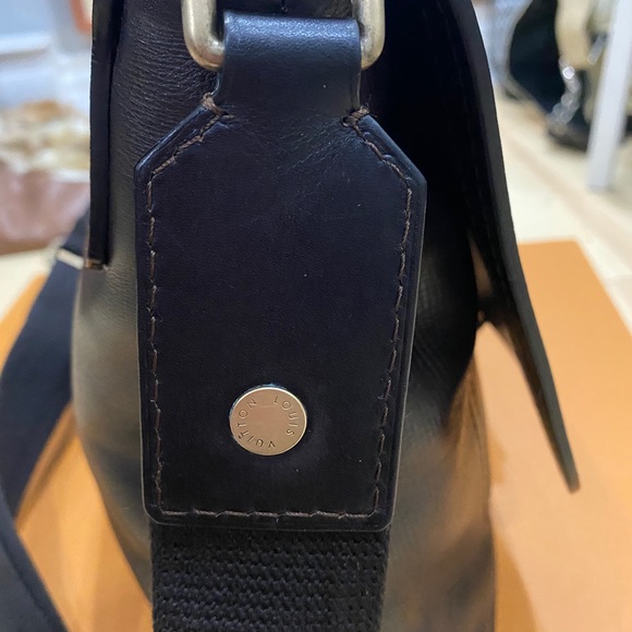 Louis Vuitton brown leather 13” messenger bag - Picture 5 of 10